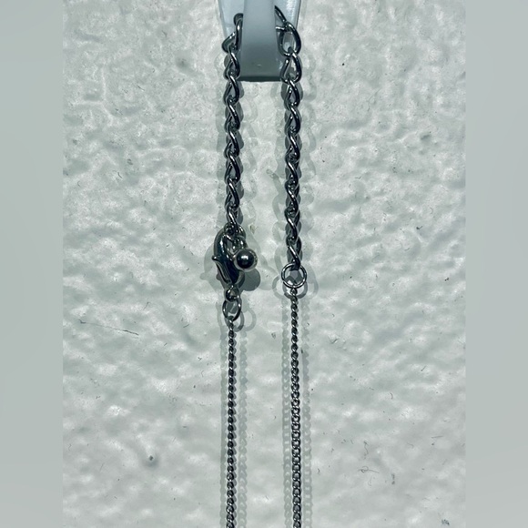 Vintage silver-toned necklace with crystal & enamel flower and leaf charms - Picture 3 of 3